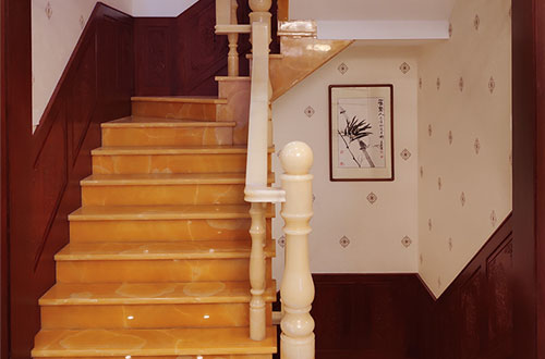 洮南中式别墅室内汉白玉石楼梯的定制安装装饰效果